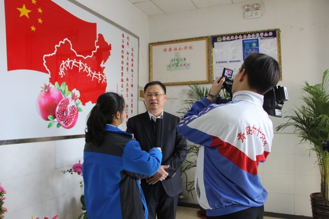 刘鹏照局长接受学校电视台学生采访.JPG