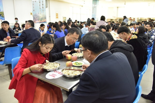 市教育局领导们与学生们共进午餐.JPG
