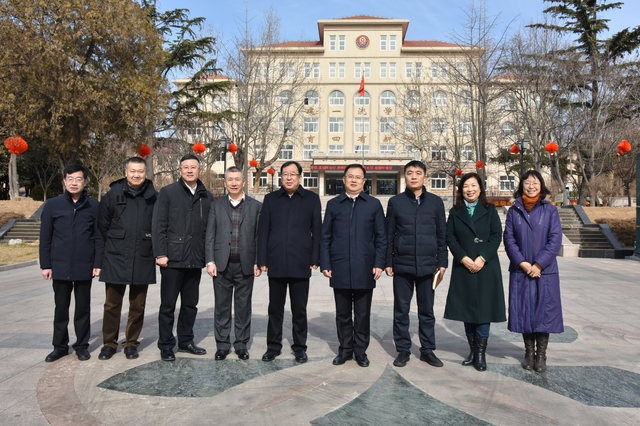 市教育局领导与学校领导合影.JPG