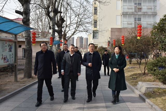刘鹏找局长一行视察校园.JPG
