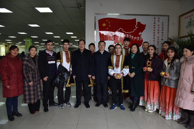 市教育局领导与新疆班学生代表合影.JPG