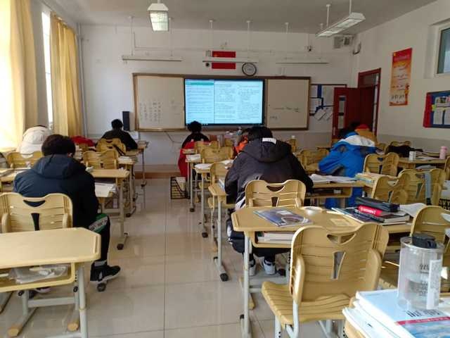 学生在教室学习 (4).jpg