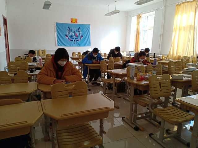 学生在教室学习 (3).jpg