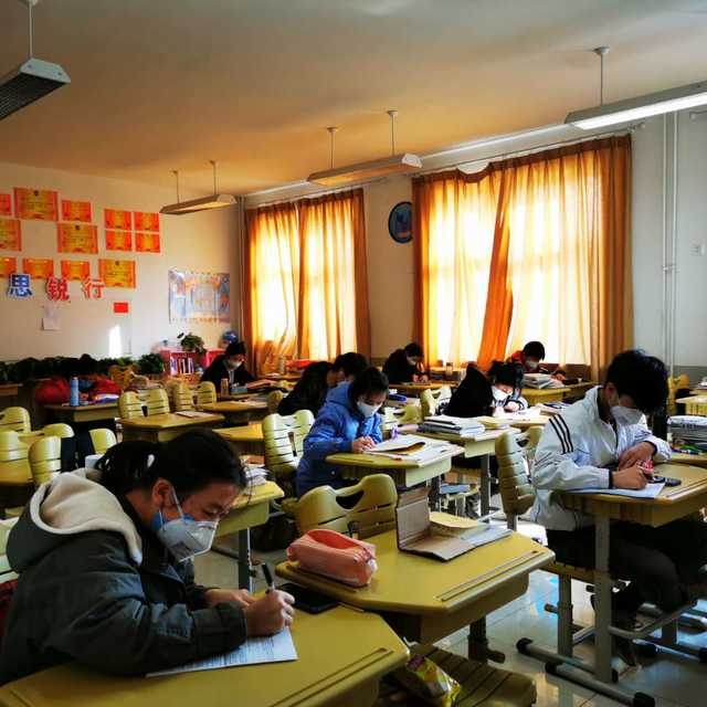 学生在教室学习 (2).jpg