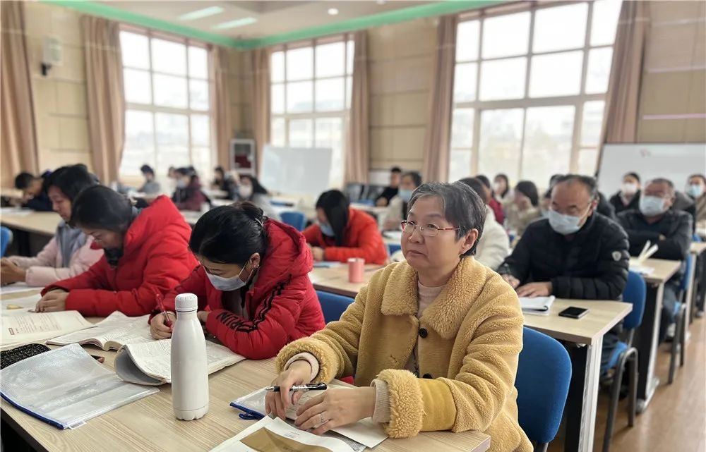 青岛六十六中举行第六届教育教学年会暨青岛市“三新”背景下的教学变革与教师素养培育专题培训